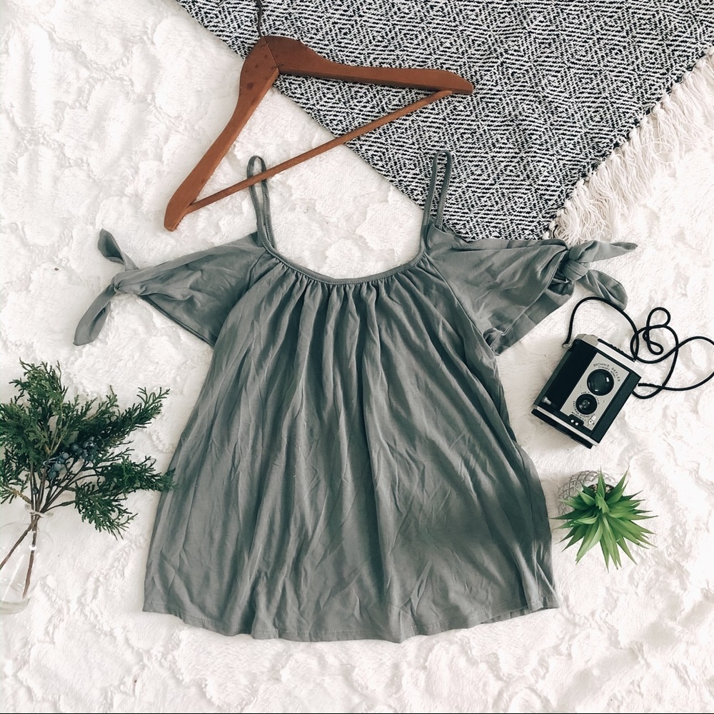 🌻Francescas Cold Shoulder Tie Top